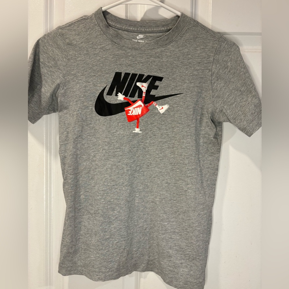 Boys M Nike Tee